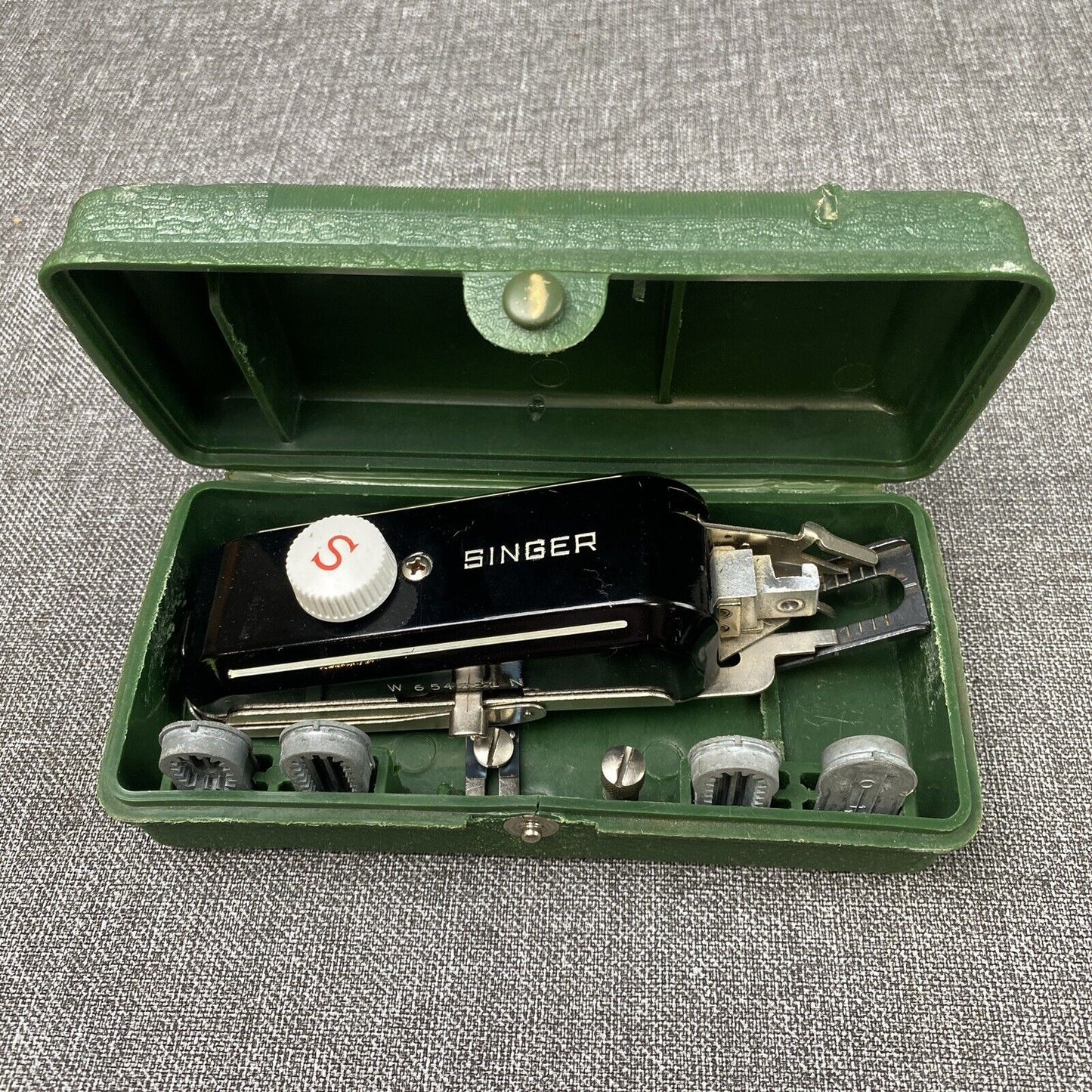 Singer Buttonholer 160506 Green Case Featherweight