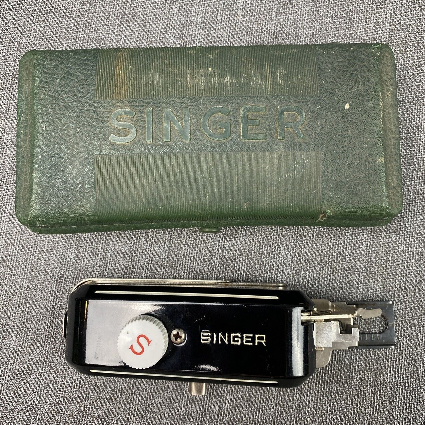 Singer Buttonholer 160506 Green Case Featherweight