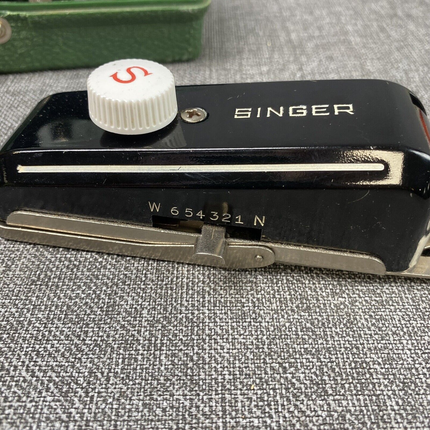 Singer Buttonholer 160506 Green Case Featherweight