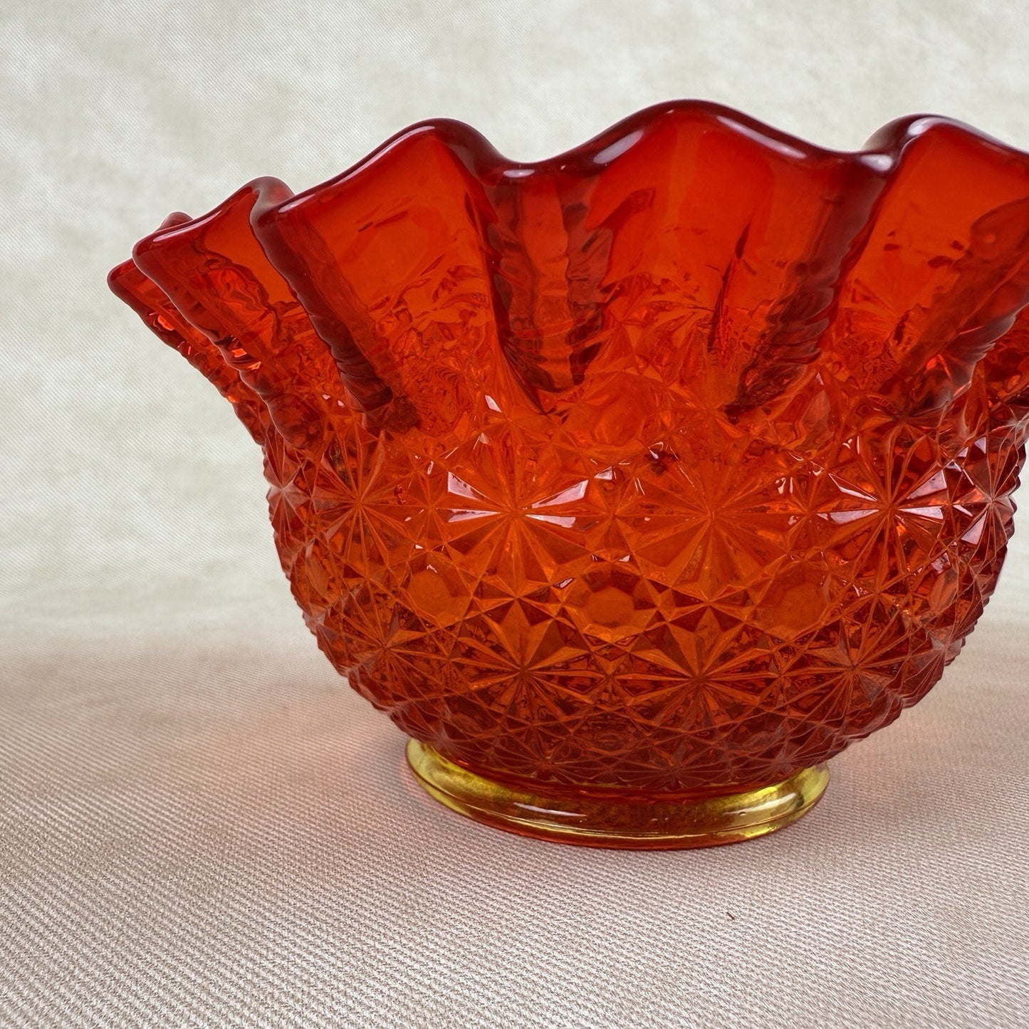 LE Smith Amberia Daisy and Button Ruffled Edge Candy Trinket Glass Bowl 6"