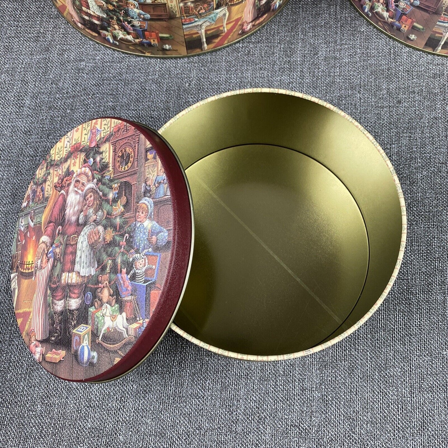 Unused Steve 88 Tin 3pc Canister Set Nested Christmas Scene Santa Presets Matted