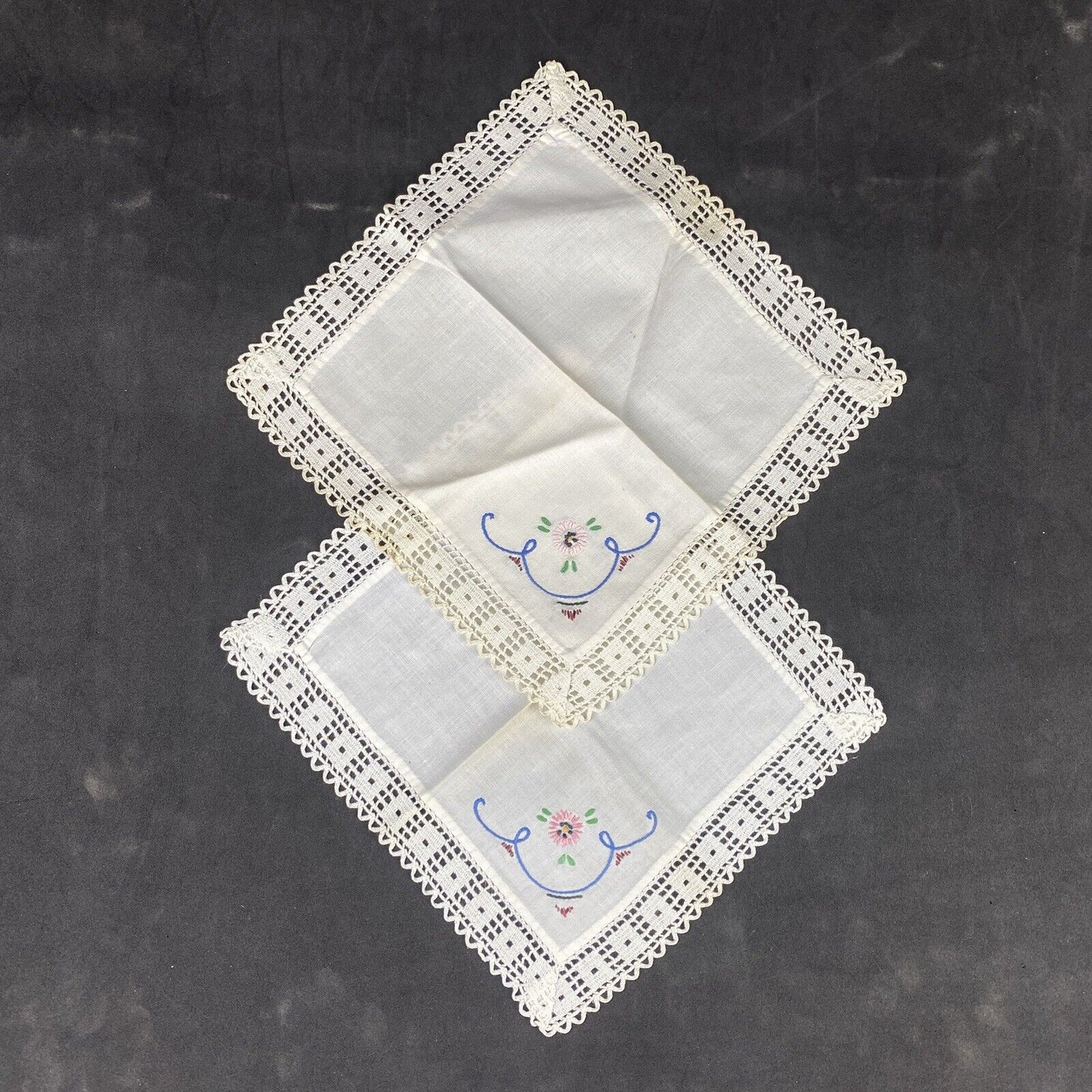 2 Vintage Hand Embroidered Linen Napkins Handkerchiefs (READ)