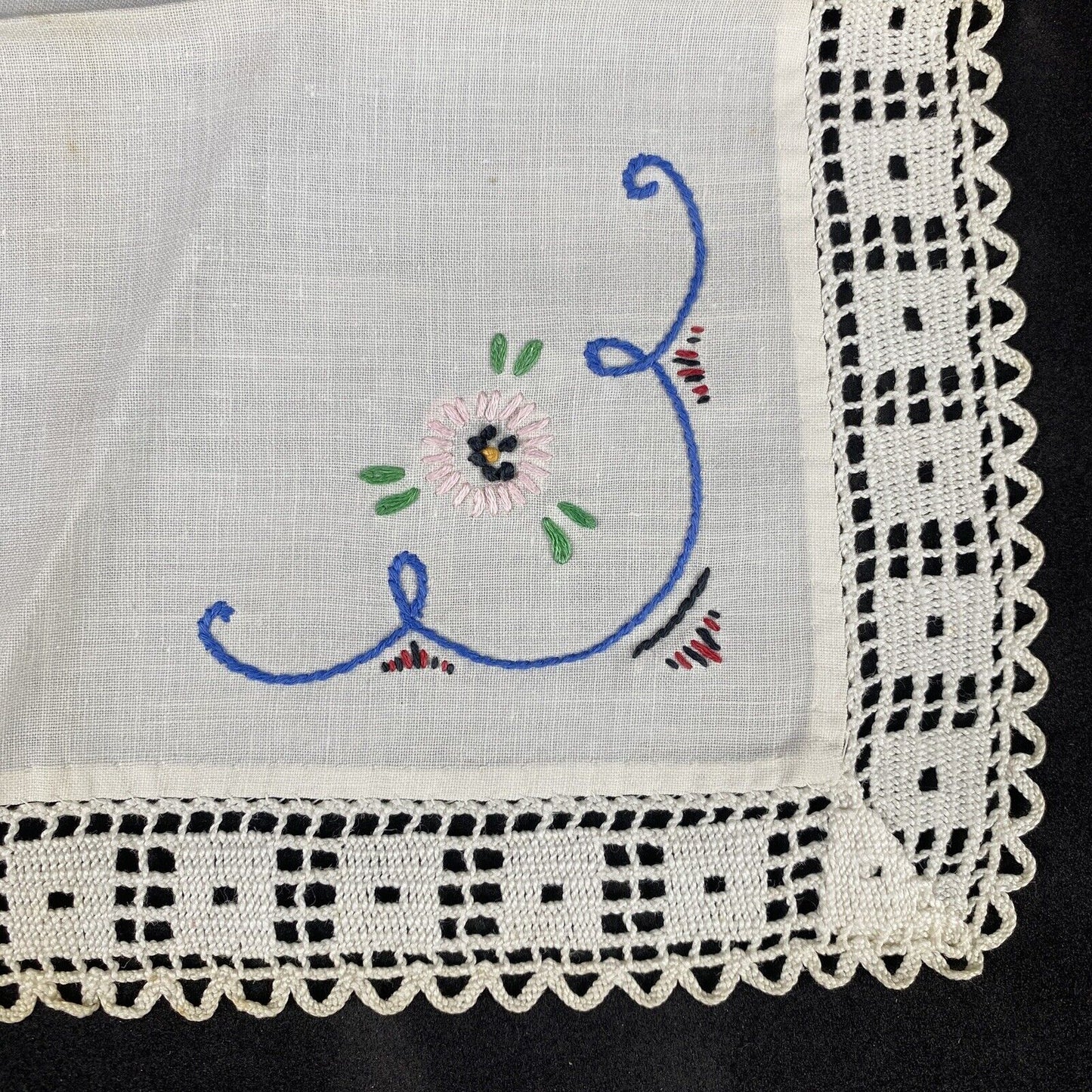 2 Vintage Hand Embroidered Linen Napkins Handkerchiefs (READ)