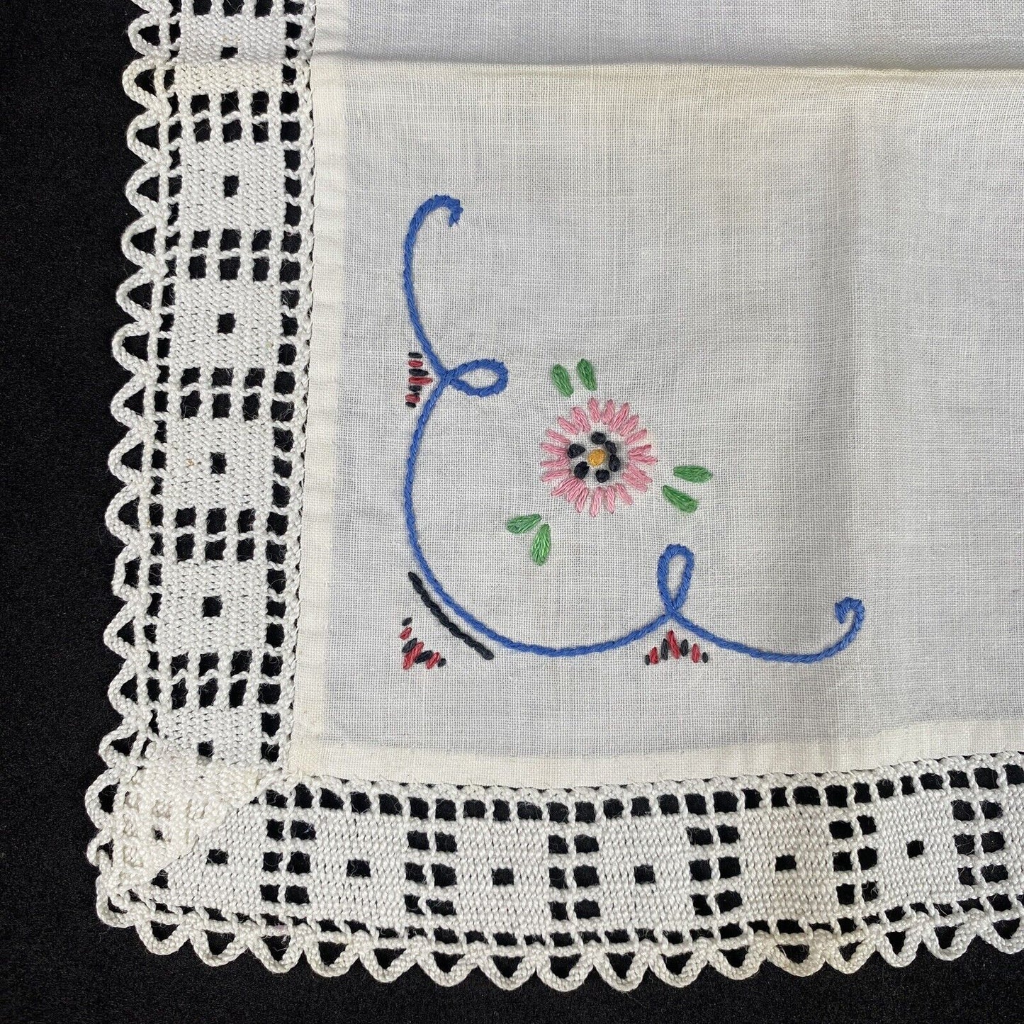 2 Vintage Hand Embroidered Linen Napkins Handkerchiefs (READ)