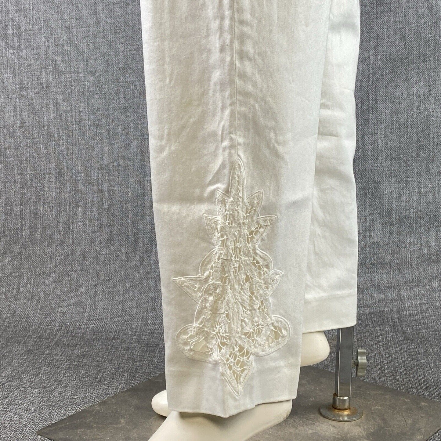 Talbots Womens Size 10 White Pants on Ankle Side Has Pretty Stitch Side Zip
