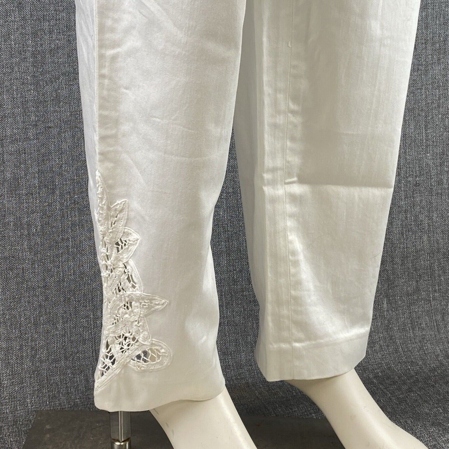 Talbots Womens Size 10 White Pants on Ankle Side Has Pretty Stitch Side Zip