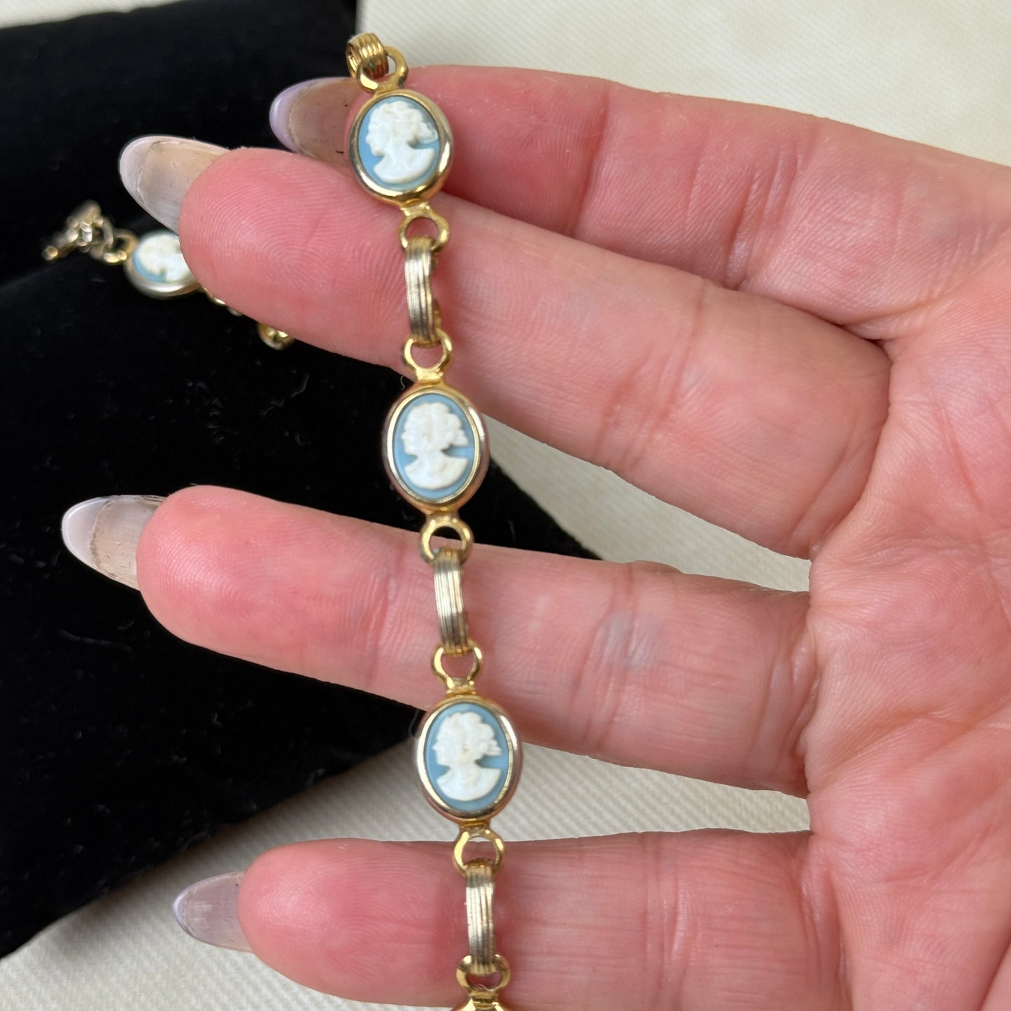7.5" Cameo Style Bracelet