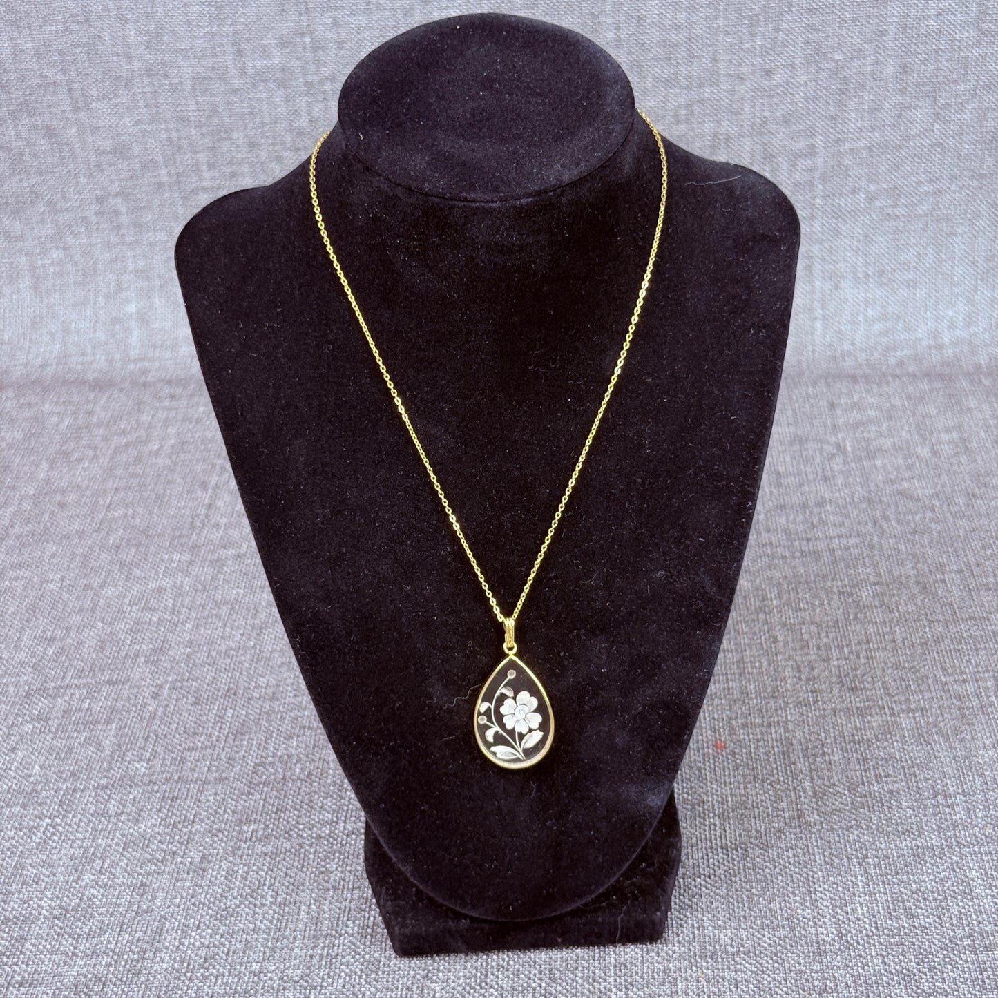 Vintage Etched Flower in Glass Pendant Necklace 16"
