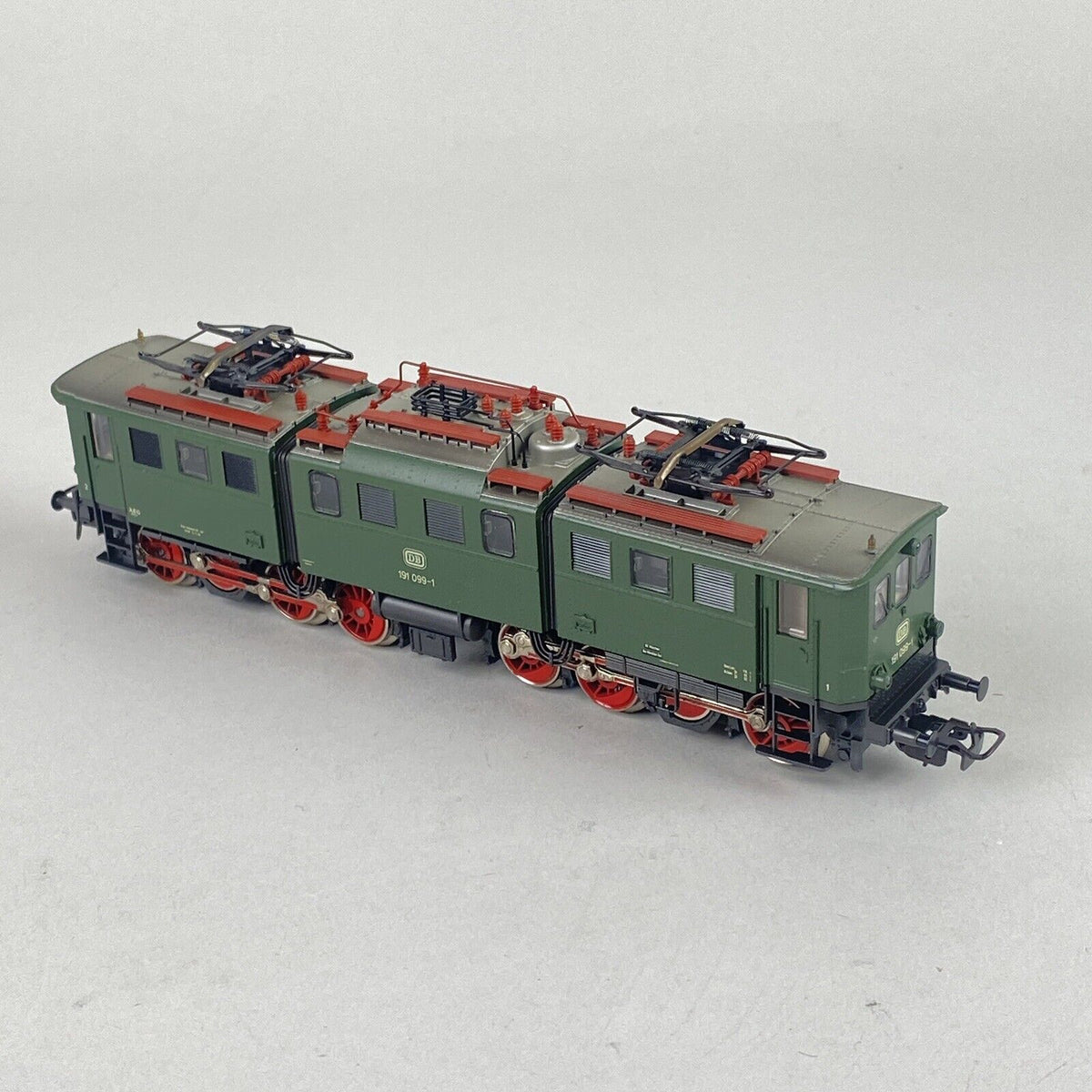 Marklin AC #3329 HO Scale BR191 Electric Locomotive DB German Federal Ry VIDEO