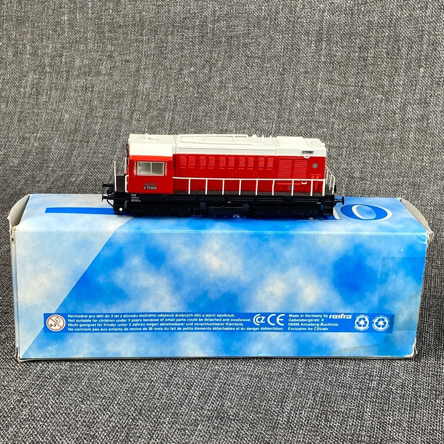 CStrain H0-scale #22200 DC Diesel Locomotive V75 Hektor German DR railways