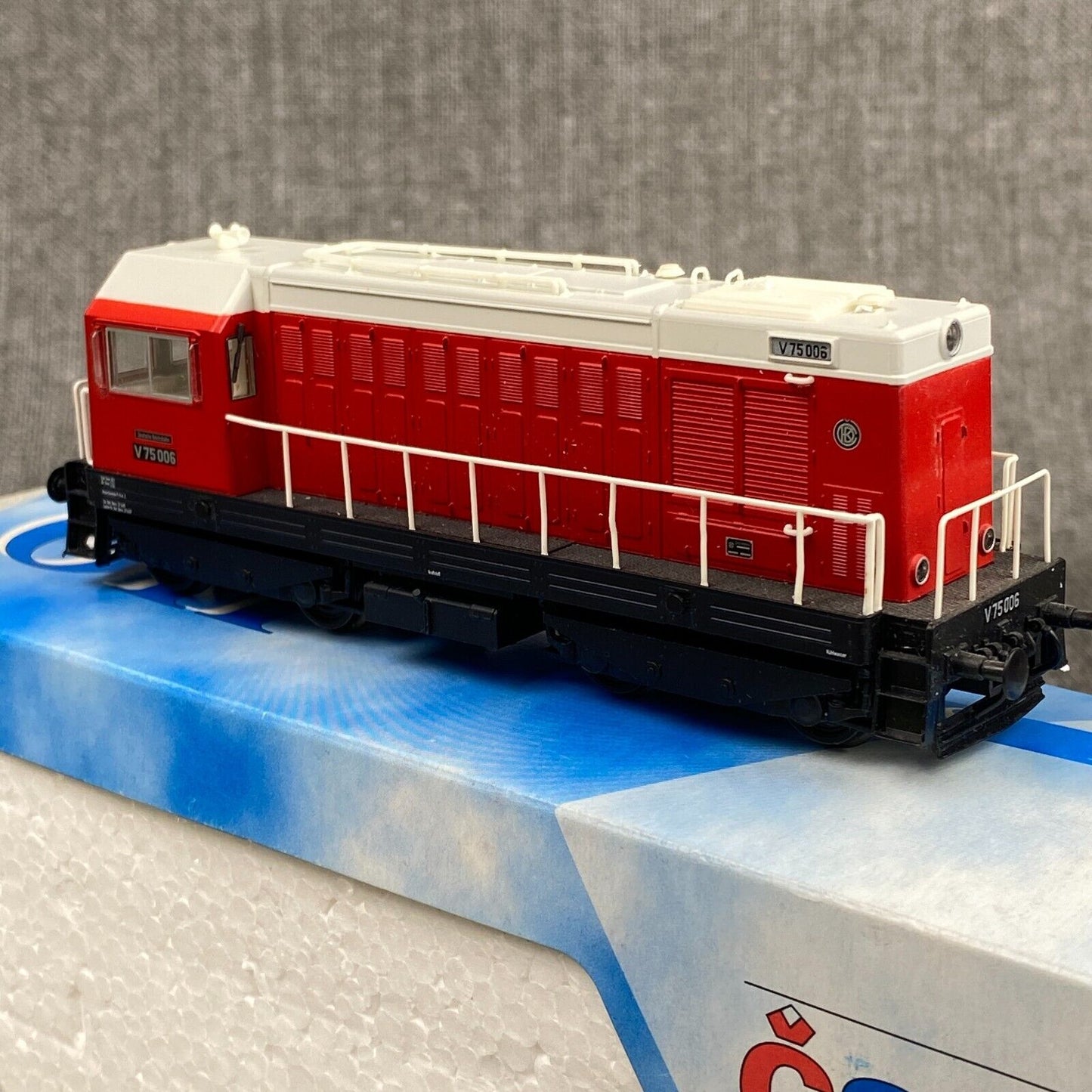 CStrain H0-scale #22200 DC Diesel Locomotive V75 Hektor German DR railways