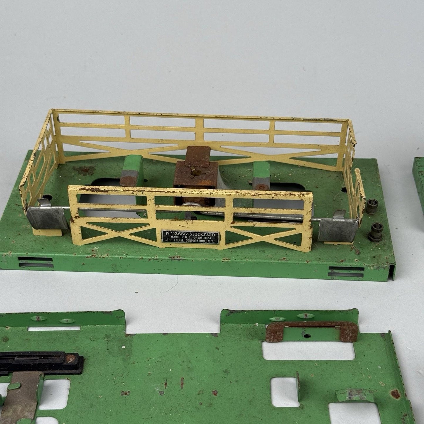 Lionel, O Gauge, 3656 Operating Cattle Ramp for parts - untested