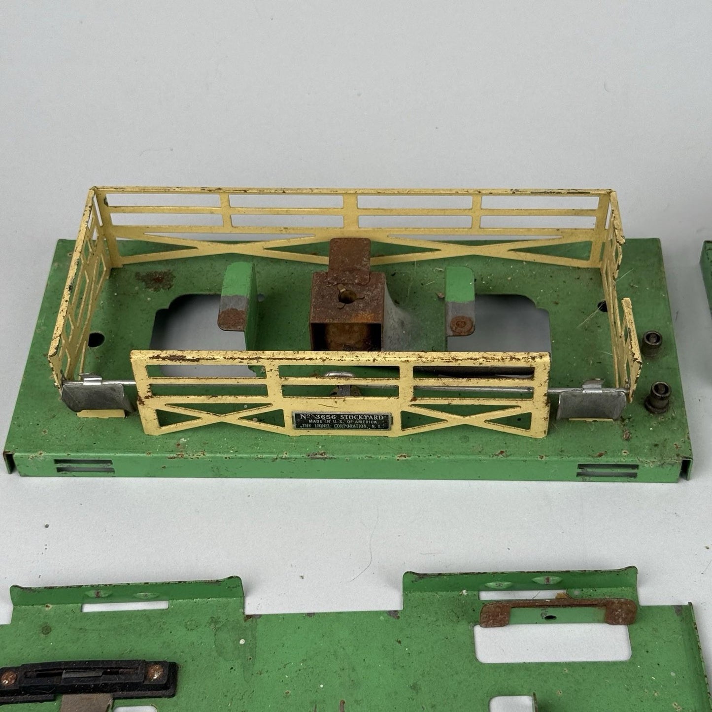 Lionel, O Gauge, 3656 Operating Cattle Ramp for parts - untested
