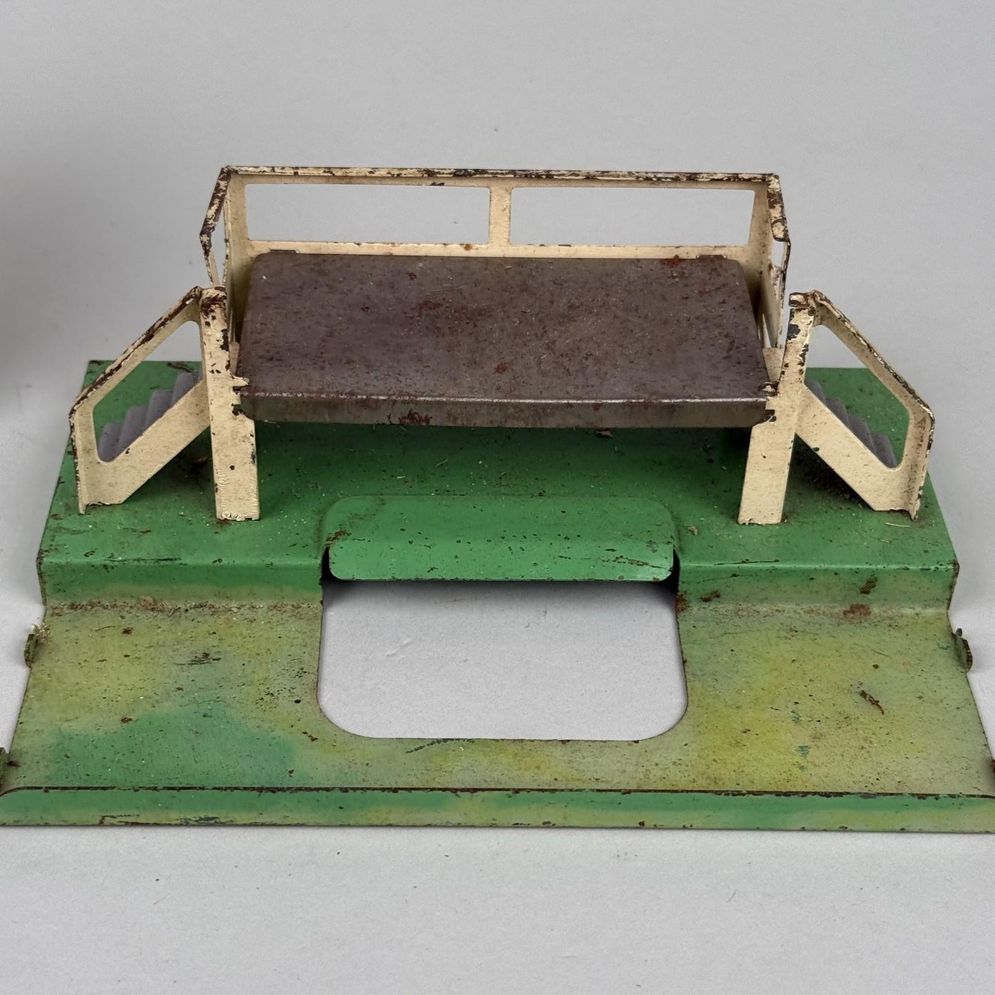 Lionel, O Gauge, 3656 Operating Cattle Ramp for parts - untested