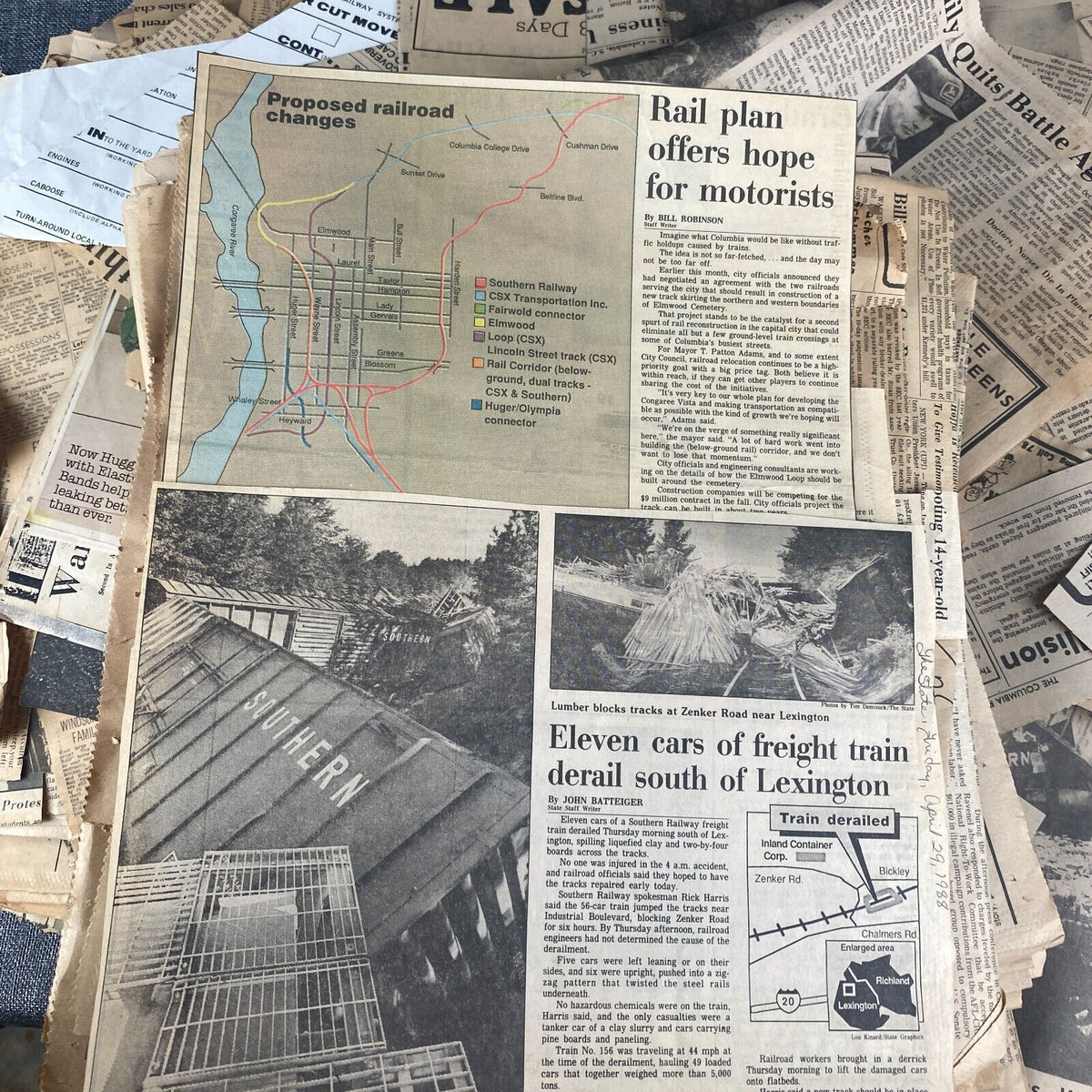 Train Wrecks , History , Newspaper and Newspaper Clippings 1970-80s , News 11 Lb