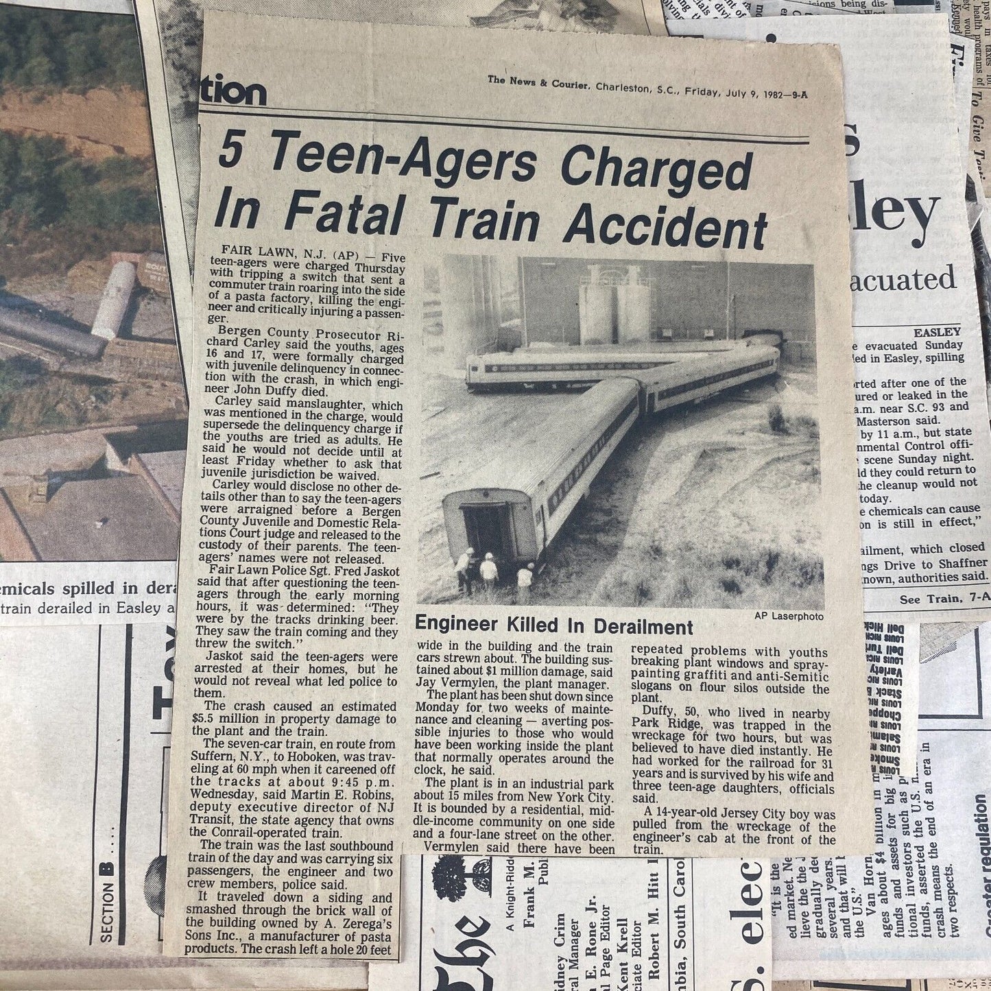 Train Wrecks , History , Newspaper and Newspaper Clippings 1970-80s , News 11 Lb