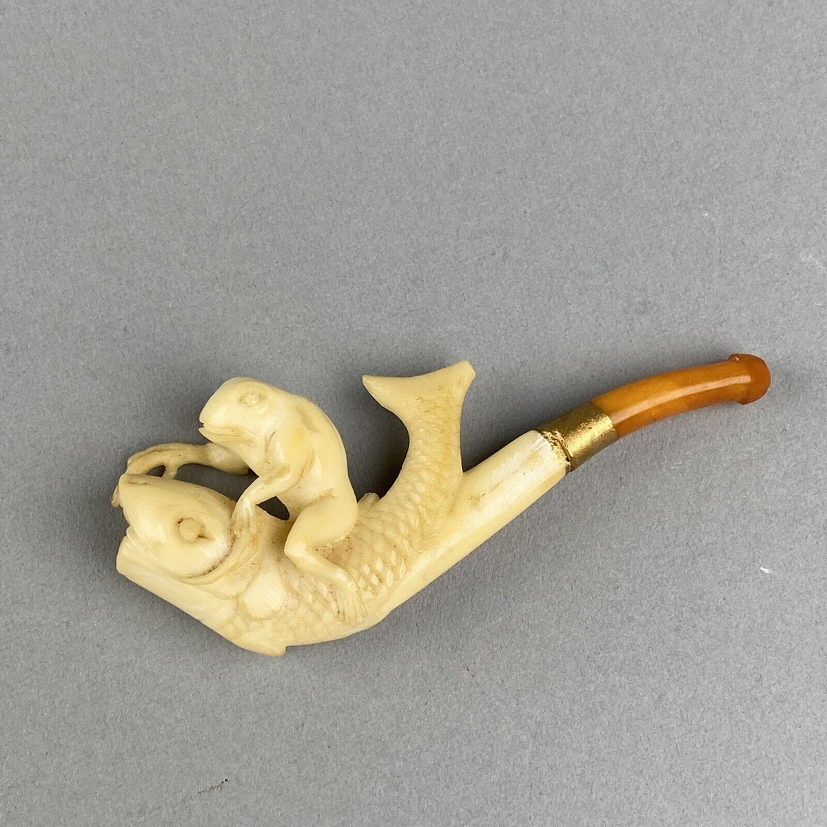 Small Pipe with Frog Riding a Catfish 3.5" (READ)