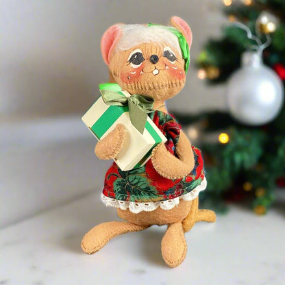 Annalee Vintage Christmas Elf Mouse Doll 6" Caring a Gift  1996