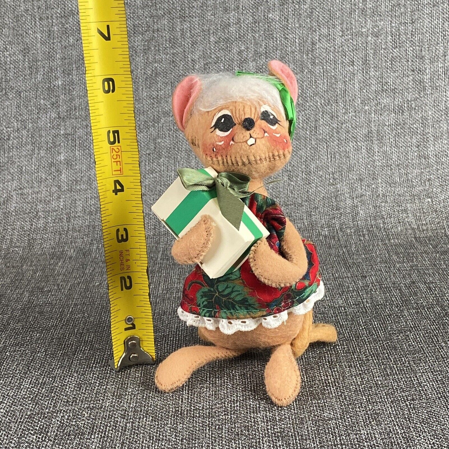 Annalee Vintage Christmas Elf Mouse Doll 6" Caring a Gift  1996