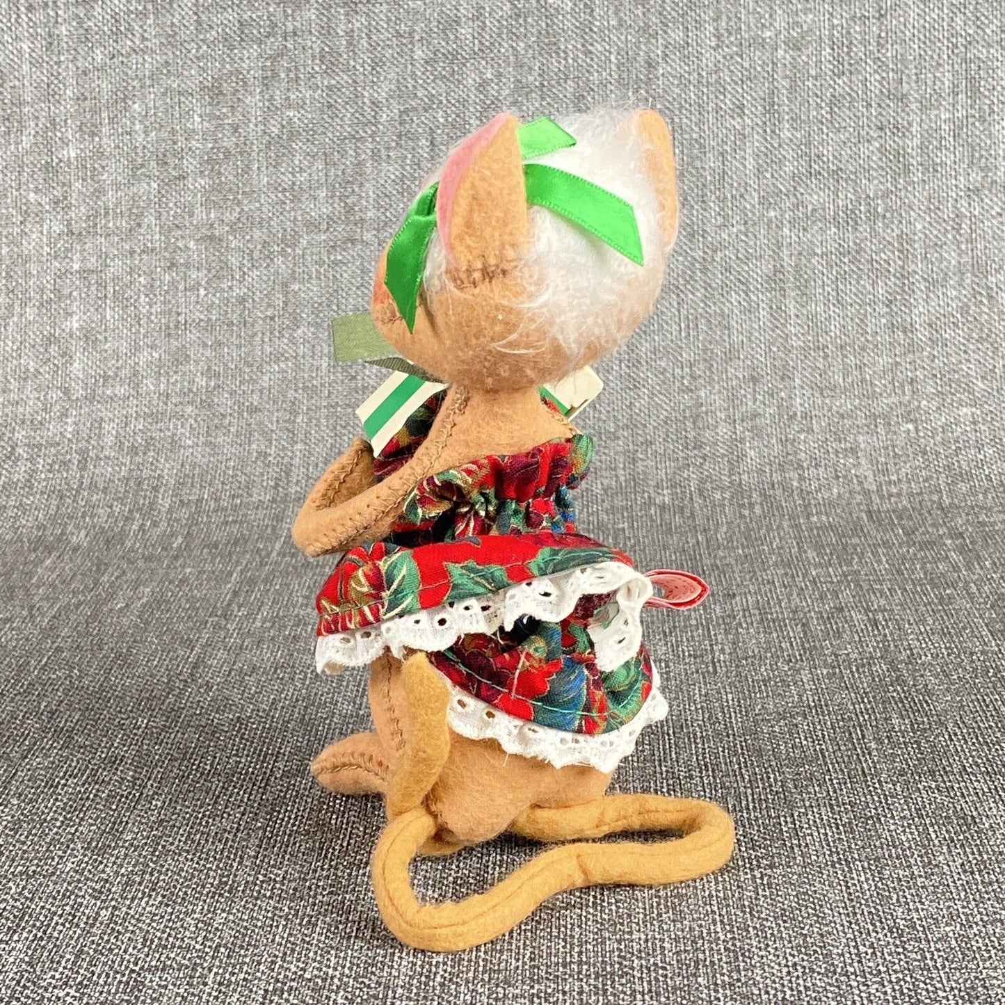 Annalee Vintage Christmas Elf Mouse Doll 6" Caring a Gift  1996