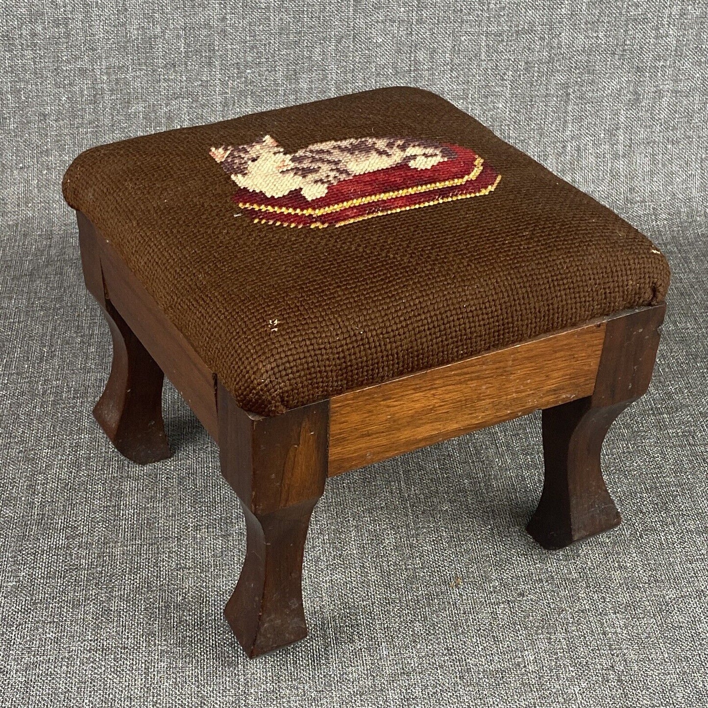 Vtg FOOTSTOOL Carved Wood STOOL BENCH Needlepoint Embroidery Cat