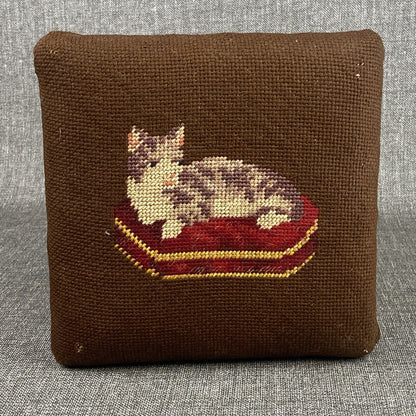 Vtg FOOTSTOOL Carved Wood STOOL BENCH Needlepoint Embroidery Cat