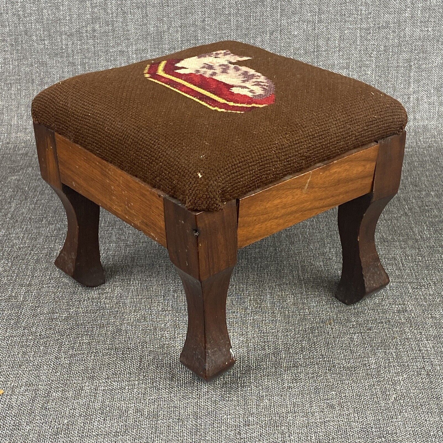 Vtg FOOTSTOOL Carved Wood STOOL BENCH Needlepoint Embroidery Cat