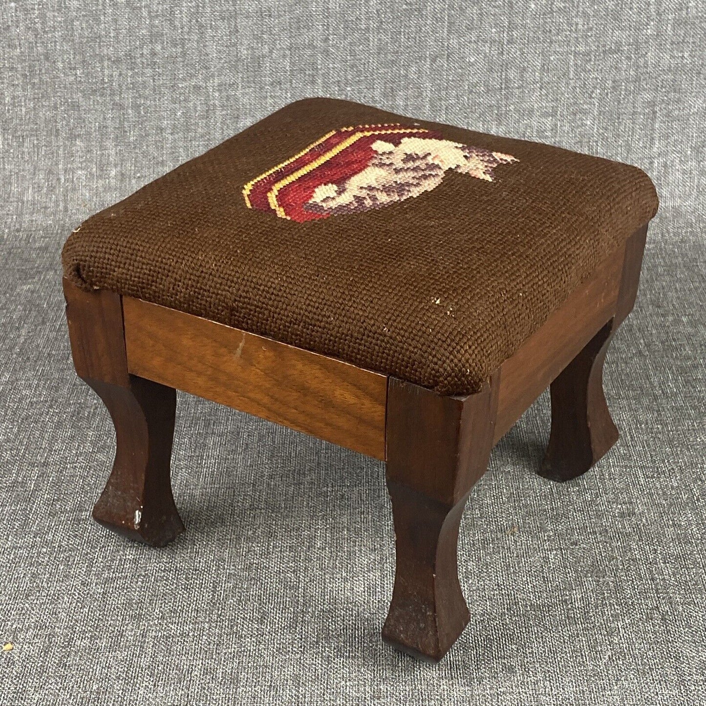 Vtg FOOTSTOOL Carved Wood STOOL BENCH Needlepoint Embroidery Cat