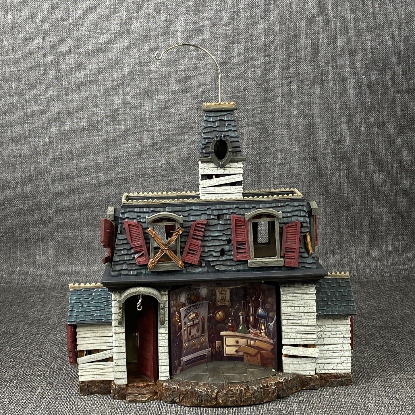 Vintage Hallmark the Mansion on Ravenwood Lane Keepsake Haunted House 2004 w/Orn