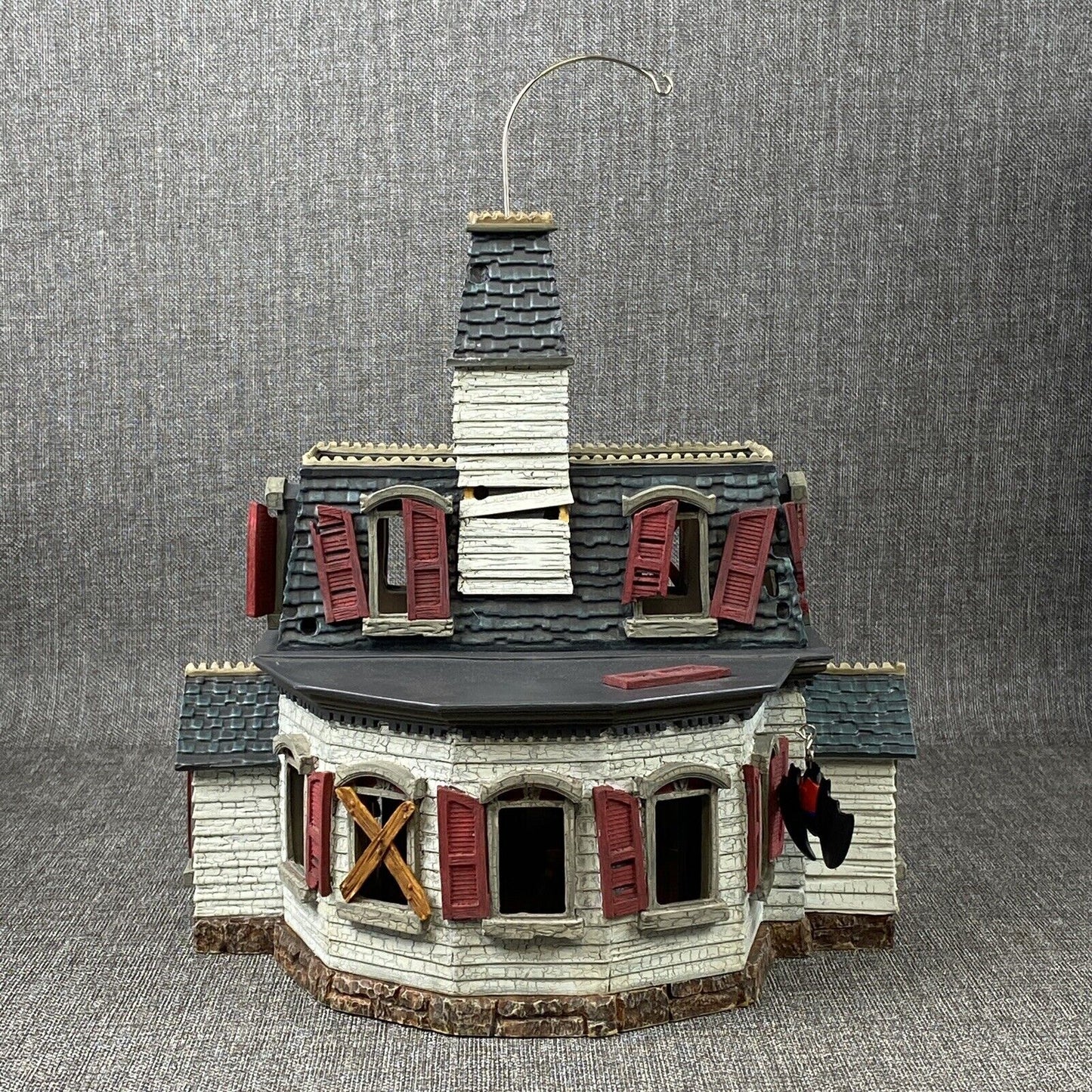 Vintage Hallmark the Mansion on Ravenwood Lane Keepsake Haunted House 2004 w/Orn