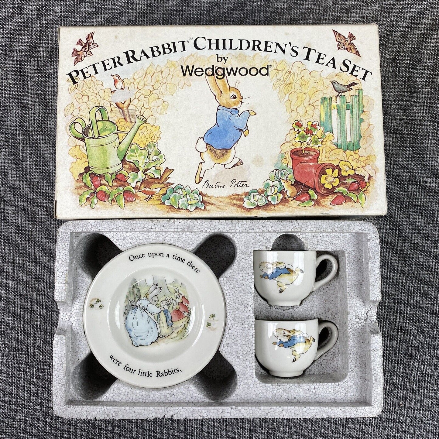 Wedgwood Peter Rabbit Children's Tea Set 2 Plates, 2 Teacups, & 2 Saucers w/ Box