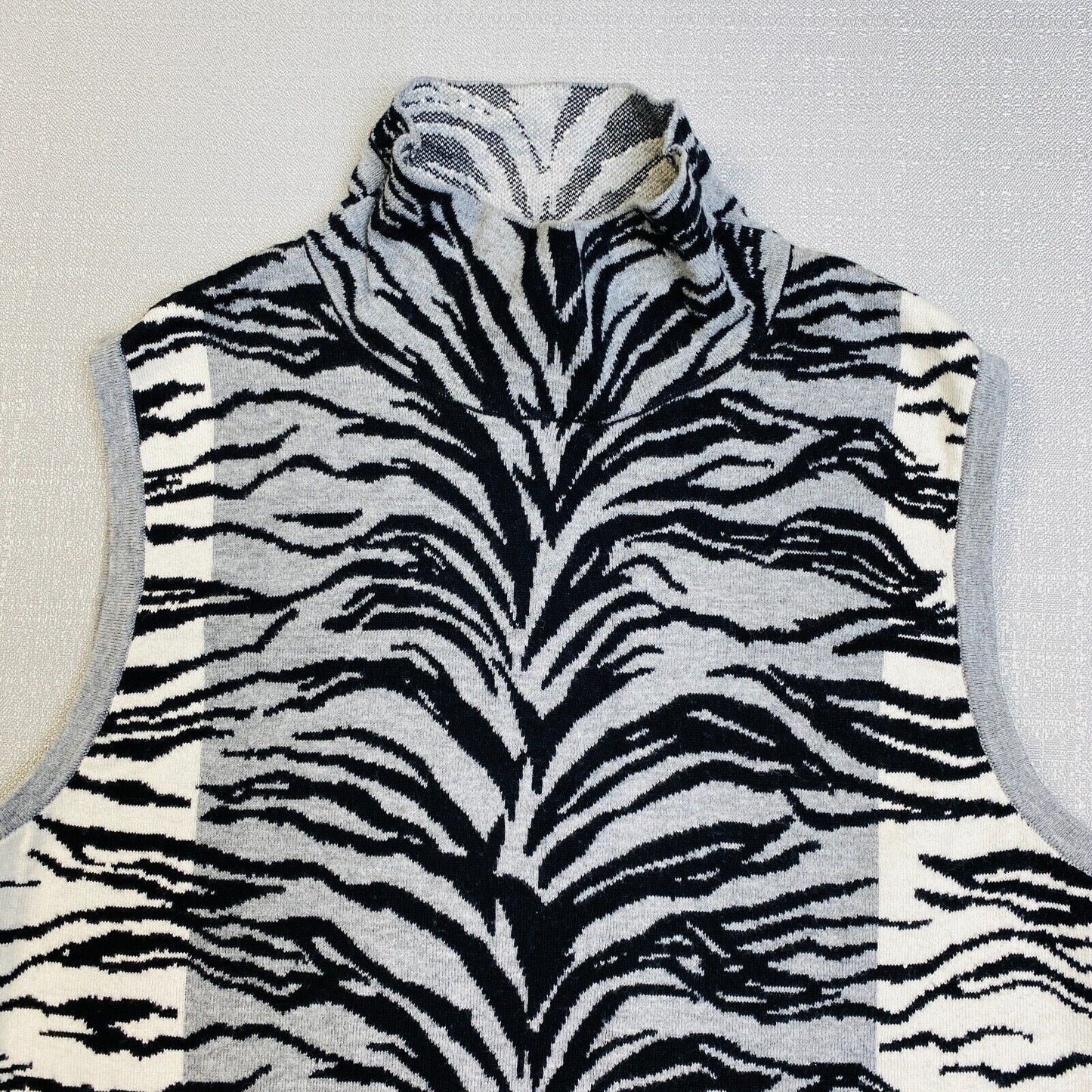 Carlisle White and Gray Zebra Print Sleeveless Turtleneck Sweater Size Large