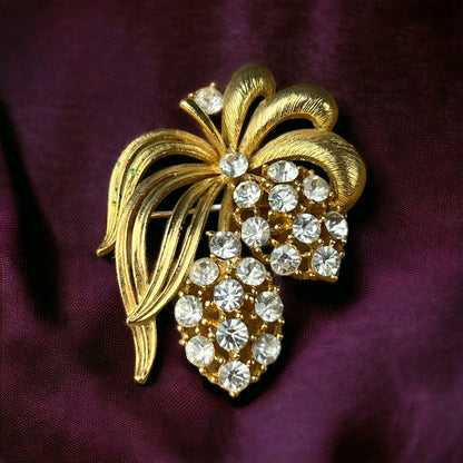 Vtg LISNER Gold Tone Clear Glass Rhinestone Brooch (Fruit)