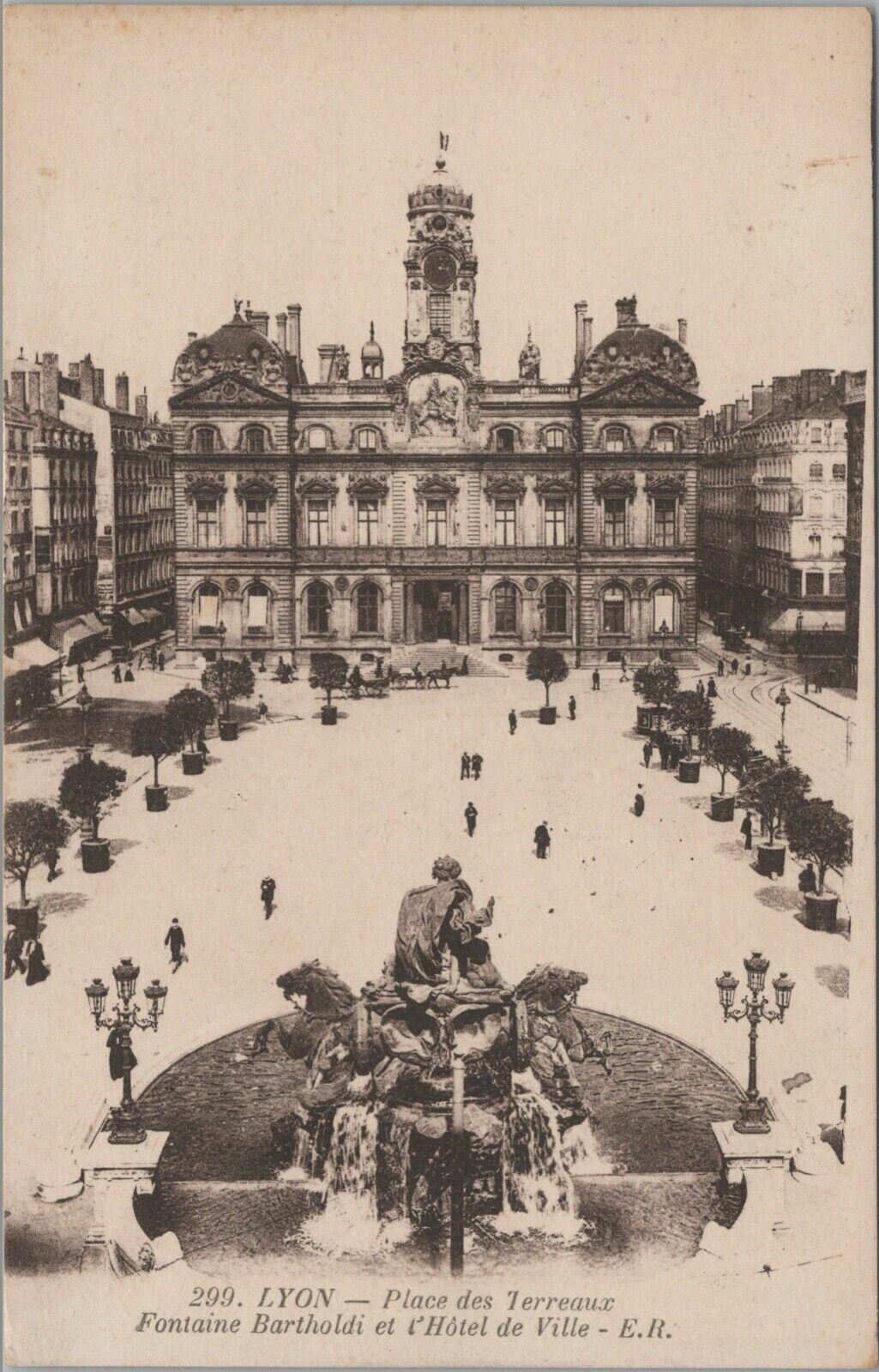 Antique Postcard LYON-Places des Terreaux Fontaine Bartholdi et Hotel de Ville